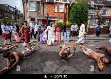 Tausende besuchen das jährliche Chariot Festival vom Tamil Hindu Shree Ganapathy Tempel in Wimbledon, Southwest London, England, Großbritannien Stockfoto