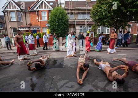 Tausende besuchen das jährliche Chariot Festival vom Tamil Hindu Shree Ganapathy Tempel in Wimbledon, Southwest London, England, Großbritannien Stockfoto