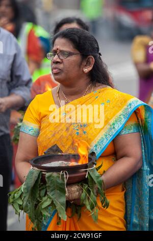 Tausende besuchen das jährliche Chariot Festival vom Tamil Hindu Shree Ganapathy Tempel in Wimbledon, Southwest London, England, Großbritannien Stockfoto