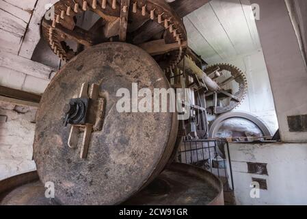 Holzgetriebe einer historischen Wassermühle Stockfoto