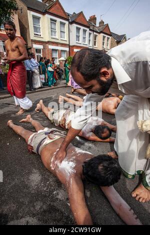 Tausende besuchen das jährliche Chariot Festival vom Tamil Hindu Shree Ganapathy Tempel in Wimbledon, Southwest London, England, Großbritannien Stockfoto
