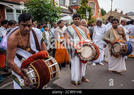 Tausende besuchen das jährliche Chariot Festival vom Tamil Hindu Shree Ganapathy Tempel in Wimbledon, Southwest London, England, Großbritannien Stockfoto