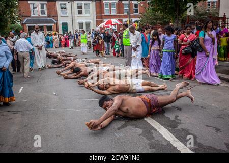 Tausende besuchen das jährliche Chariot Festival vom Tamil Hindu Shree Ganapathy Tempel in Wimbledon, Southwest London, England, Großbritannien Stockfoto