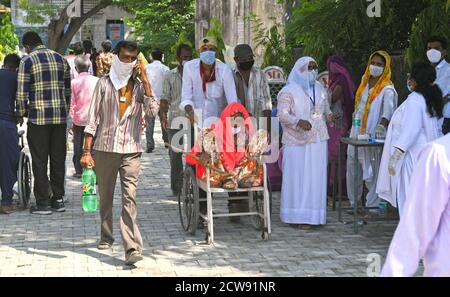 Beawar, Rajasthan, Indien, 28. September 2020: Blick auf ein Wahllokal während der Panchayati Raj-Wahlen, inmitten der laufenden Coronavirus-Pandemie, im Dorf Sendra in der Nähe von Beawar. Über 83.50 Prozent der 31.95-lakh Wähler ihre Stimmen in der ersten Phase der 947 Gramm Panchayat (Dorfrat) Wahlen in 25 Bezirken im ganzen Staat. Die Richtlinien im Zusammenhang mit COVID-19 wurden bei der Wahl nicht befolgt. Die Wähler tragen Gesichtsmasken, haben aber keine soziale Distanzierung beibehalten. Kredit: Sumit Saraswat/Alamy Live Nachrichten Stockfoto