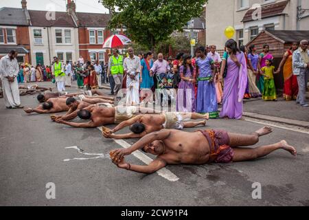 Tausende besuchen das jährliche Chariot Festival vom Tamil Hindu Shree Ganapathy Tempel in Wimbledon, Southwest London, England, Großbritannien Stockfoto