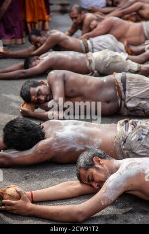 Tausende besuchen das jährliche Chariot Festival vom Tamil Hindu Shree Ganapathy Tempel in Wimbledon, Southwest London, England, Großbritannien Stockfoto