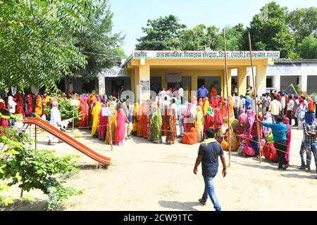 Beawar, Rajasthan, Indien, 28. September 2020: Rajasthani Wähler warten in langen Warteschlangen, um Stimmen in einem Wahllokal während Panchayati Raj Wahlen abzugeben, inmitten der laufenden Coronavirus Pandemie, in Sendra Dorf in der Nähe von Beawar. Über 83.50 Prozent der 31.95-lakh Wähler ihre Stimmen in der ersten Phase der 947 Gramm Panchayat (Dorfrat) Wahlen in 25 Bezirken im ganzen Staat. Die Richtlinien im Zusammenhang mit COVID-19 wurden bei der Wahl nicht befolgt. Die Wähler tragen Gesichtsmasken, haben aber keine soziale Distanzierung beibehalten. Kredit: Sumit Saraswat/Alamy Live Nachrichten Stockfoto