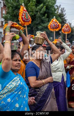 Tausende besuchen das jährliche Chariot Festival vom Tamil Hindu Shree Ganapathy Tempel in Wimbledon, Southwest London, England, Großbritannien Stockfoto