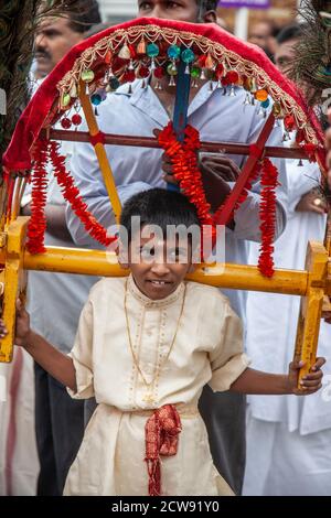 Tausende besuchen das jährliche Chariot Festival vom Tamil Hindu Shree Ganapathy Tempel in Wimbledon, Southwest London, England, Großbritannien Stockfoto