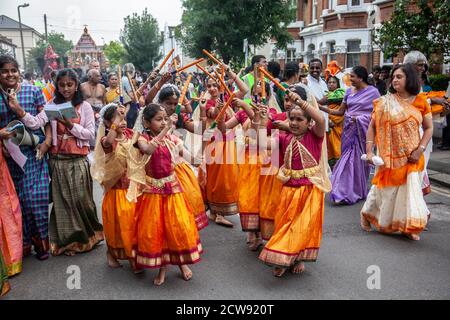 Tausende besuchen das jährliche Chariot Festival vom Tamil Hindu Shree Ganapathy Tempel in Wimbledon, Southwest London, England, Großbritannien Stockfoto
