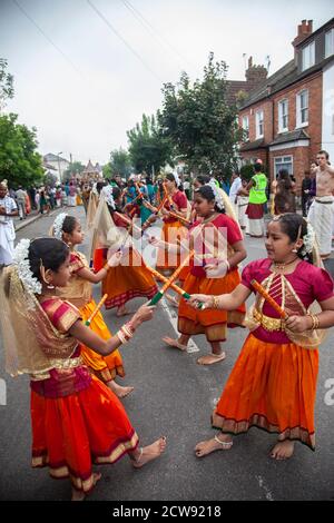 Tausende besuchen das jährliche Chariot Festival vom Tamil Hindu Shree Ganapathy Tempel in Wimbledon, Southwest London, England, Großbritannien Stockfoto