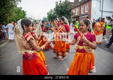 Tausende besuchen das jährliche Chariot Festival vom Tamil Hindu Shree Ganapathy Tempel in Wimbledon, Southwest London, England, Großbritannien Stockfoto