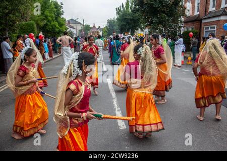 Tausende besuchen das jährliche Chariot Festival vom Tamil Hindu Shree Ganapathy Tempel in Wimbledon, Southwest London, England, Großbritannien Stockfoto