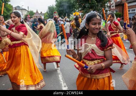 Tausende besuchen das jährliche Chariot Festival vom Tamil Hindu Shree Ganapathy Tempel in Wimbledon, Southwest London, England, Großbritannien Stockfoto