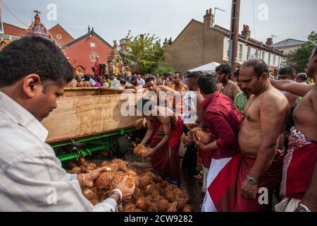 Tausende besuchen das jährliche Chariot Festival vom Tamil Hindu Shree Ganapathy Tempel in Wimbledon, Southwest London, England, Großbritannien Stockfoto