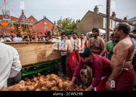 Tausende besuchen das jährliche Chariot Festival vom Tamil Hindu Shree Ganapathy Tempel in Wimbledon, Southwest London, England, Großbritannien Stockfoto