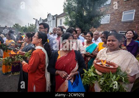 Tausende besuchen das jährliche Chariot Festival vom Tamil Hindu Shree Ganapathy Tempel in Wimbledon, Southwest London, England, Großbritannien Stockfoto