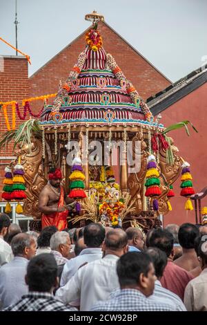 Tausende besuchen das jährliche Chariot Festival vom Tamil Hindu Shree Ganapathy Tempel in Wimbledon, Southwest London, England, Großbritannien Stockfoto