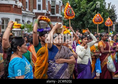 Tausende besuchen das jährliche Chariot Festival vom Tamil Hindu Shree Ganapathy Tempel in Wimbledon, Southwest London, England, Großbritannien Stockfoto