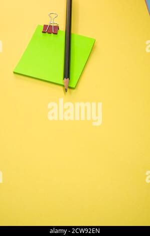 Vertikale Aufnahme von Papieren, Clip und einem Bleistift Stockfoto