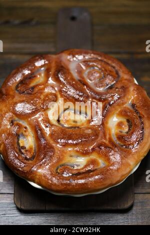 Datum Zimtbrötchen in hellblauer Keramikschale. Dunkler Holztisch, hohe Auflösung Stockfoto