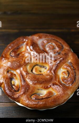 Datum Zimtbrötchen in hellblauer Keramikschale. Dunkler Holztisch, hohe Auflösung Stockfoto