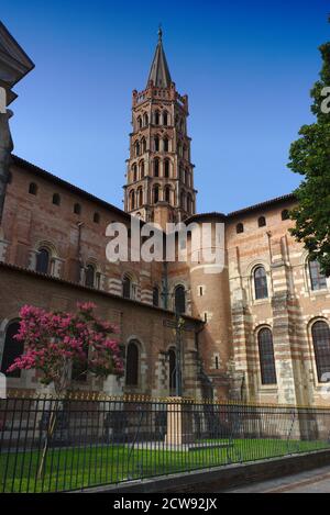 Toulouse, Glockenturm der Basilika Saint-Sernin und Garten Stockfoto