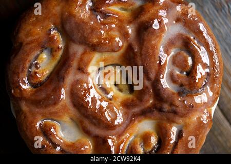 Datum Zimtbrötchen in hellblauer Keramikschale. Dunkler Holztisch, hohe Auflösung Stockfoto