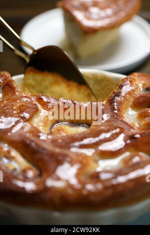 Datum Zimtbrötchen in hellblauer Keramikschale. Dunkler Holztisch, hohe Auflösung Stockfoto