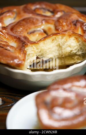 Datum Zimtbrötchen in hellblauer Keramikschale. Dunkler Holztisch, hohe Auflösung Stockfoto