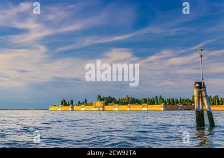 San Michele Insel in der Lagune von Venedig in der Nähe von Venedig Stadt mit berühmten Friedhof von Isola di San Michele, Holzpfosten im Wasser, Sestiere von Cannaregio, Region Venetien, Norditalien. Stockfoto