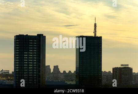 Zwei ähnliche Wolkenkratzer in Belgrad Stockfoto