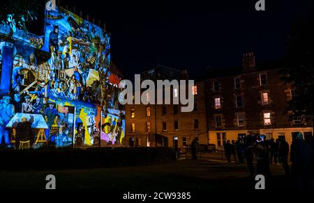 Leith, Edinburgh, Schottland, Großbritannien, 28. September 2020. Leith Lights Up: A Double Nehmen Sie die Lichtprojektion der Produktion auf ein lokales Wandgemälde, das Leiths soziale und industrielle Geschichte von den Künstlern Tim Chalk und Paul Grime darstellt, die 1986 installiert wurden. Die Veranstaltung läuft bis zum 4. Oktober Stockfoto