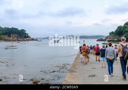 Ile de Brehat, Frankreich - 27. August 2019: Fähre in der Nähe der Anlegestelle der Insel Ile de Brehat im Departement Cotes-d'Armor der Bretagne, Frankreich Stockfoto