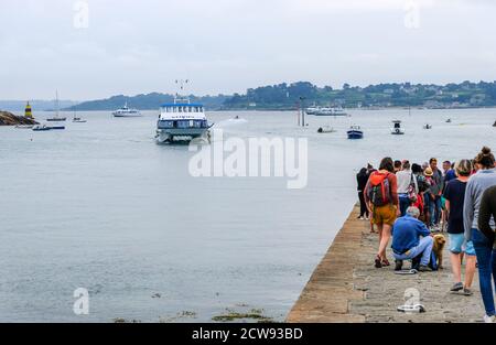 Ile de Brehat, Frankreich - 27. August 2019: Fähre in der Nähe der Anlegestelle der Insel Ile de Brehat im Departement Cotes-d'Armor der Bretagne, Frankreich Stockfoto