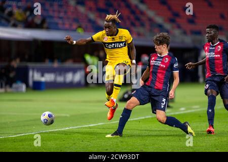 Bologna, Italien, 28 Sep 2020, Yann Karamoh (Parma Calcio 1913) und Aaron Hickey (Bologna FC) während Bologna gegen Parma, italienische Fußball Serie A Spiel - Credit: LM/Francesco Scaccianoce/Alamy Live News Stockfoto