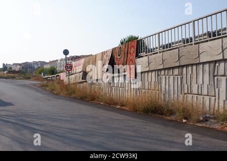 Teppiche am Straßenrand aufgehängt Stockfoto