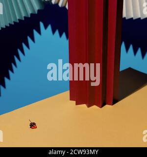 Moderne mehrfarbige Komposition aus Ventilatoren, Schatten und Pappe. Stilvolles geometrisches Konzept Stockfoto