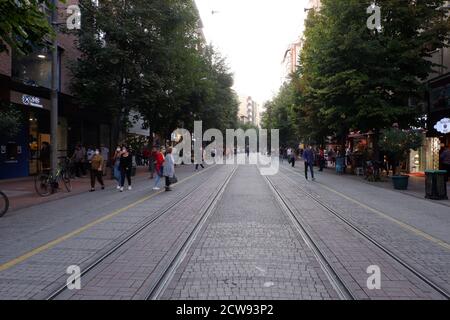 Normaler Tag auf der Straße Stockfoto