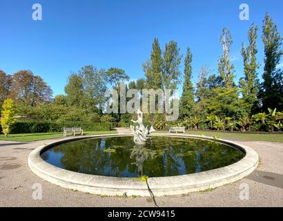 Triton and Dryads Fountain im Regents Park, North London. Ein beliebter Ort für Touristen und Besucher der Hauptstadt von England. Stockfoto