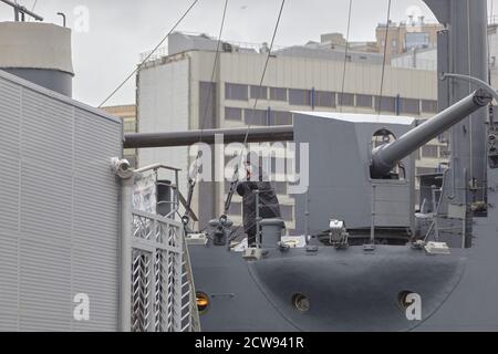 Sankt Petersburg, RUSSLAND - 25. April 2020: Das Schiff Museum Aurora. Stockfoto