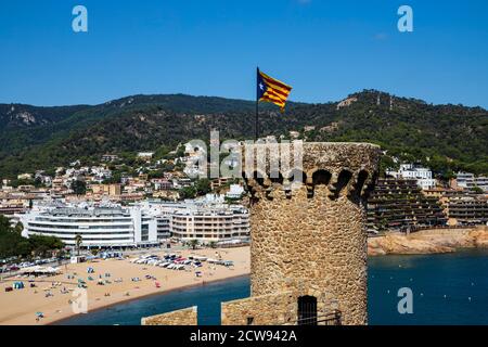 Die katalanische Unabhängigkeitsfahne, die von den mittelalterlichen Burgmauern in Tossa de Mar an der Costa Brava in Katalonien, Spanien, fliegt Stockfoto