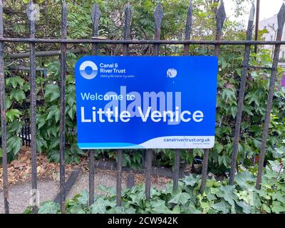 Malerische schmale Boote bei Little Venice in London, England. Hübsche Hausboote sind auf den Kanälen in der Nähe von Maida Vale vertäut. Ein beliebter Ort für Touren Stockfoto