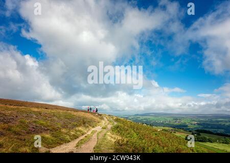 Familie, die an einem schönen Sommertag in der wunderschönen Landschaft spazieren geht, Ilkley Moor, West Yorkshire, Großbritannien Stockfoto