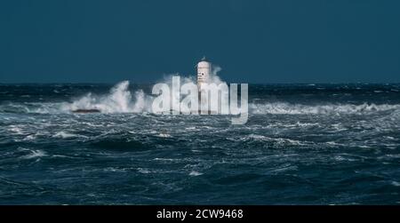 Der Leuchtturm der Mangiabarche, umhüllt von den Wellen eines Mistralwindes Stockfoto