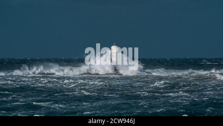 Der Leuchtturm der Mangiabarche, umhüllt von den Wellen eines Mistralwindes Stockfoto