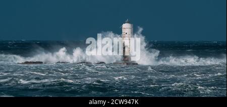 Der Leuchtturm der Mangiabarche, umhüllt von den Wellen eines Mistralwindes Stockfoto