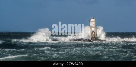 Der Leuchtturm der Mangiabarche, umhüllt von den Wellen eines Mistralwindes Stockfoto