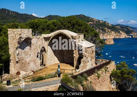 Ruinen einer alten gotischen Kirche in der Burg von Tossa de Mar an der Costa Brava in Katalonien, Spanien Stockfoto