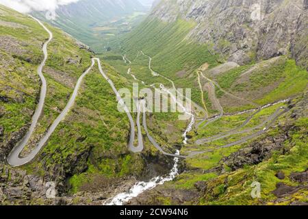 Trollstigen oder Trolle Weg ist eine Serpentine Mountain Road bei Sonnenuntergang. Rauma, Gemeinde in Norwegen Stockfoto